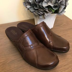 clarks brown clogs